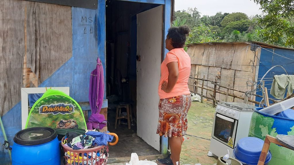 Moradora observa retirada de pertences em área onde ocorreu tragédia na Zona Leste de Manaus - Foto: André Meirelles/Portal Norte