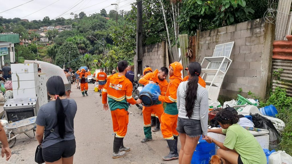 Moradores e agente retiram pertences em área de tragédia na Zona Leste de Manaus - Foto: André Meirelles/Portal Norte