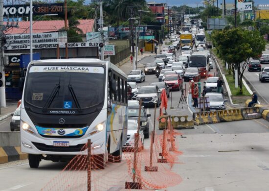 Trânsito no viaduto do Manoa foi parcialmente interditado em fevereiro para reparos na estrutura - Foto: Divulgação/Seminf