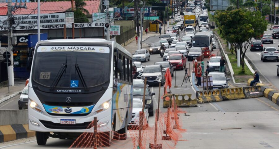 Trânsito no viaduto do Manoa foi parcialmente interditado em fevereiro para reparos na estrutura - Foto: Divulgação/Seminf