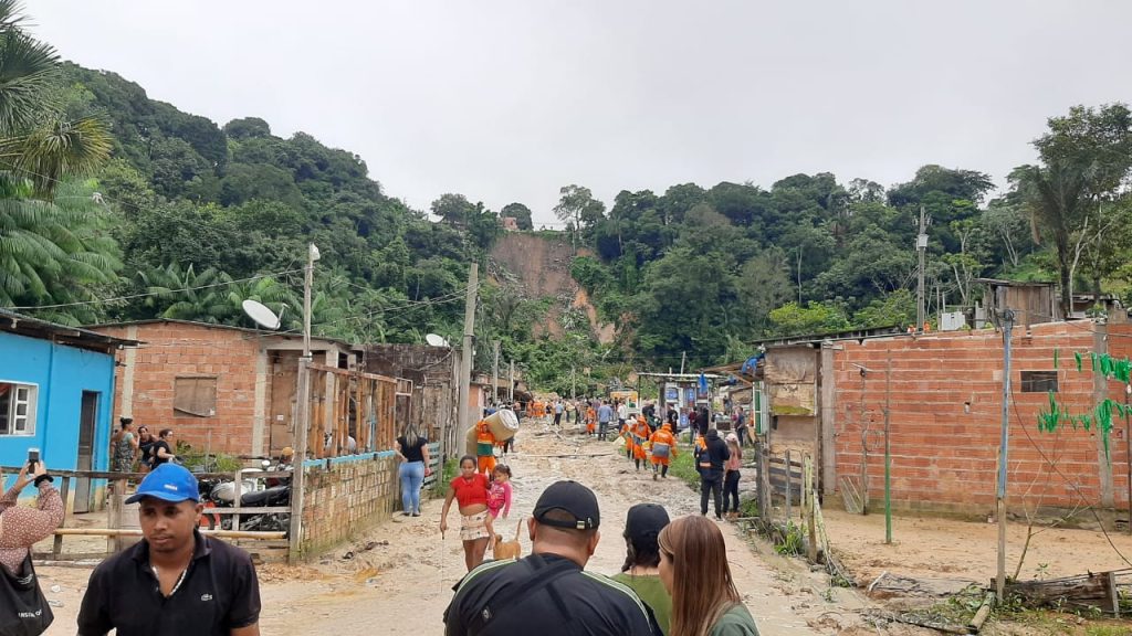 Barranco ainda ameaça outros imóveis na mesma área, na Zona Leste de Manaus - Foto: André Meirelles/Portal Norte