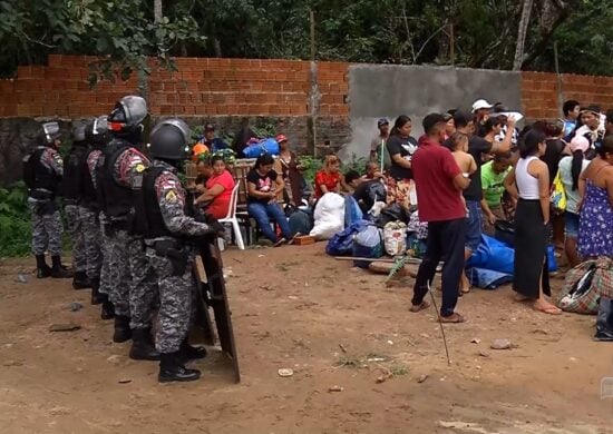 Policia retira famílias indígenas de invasão na Zona Oeste de Manaus