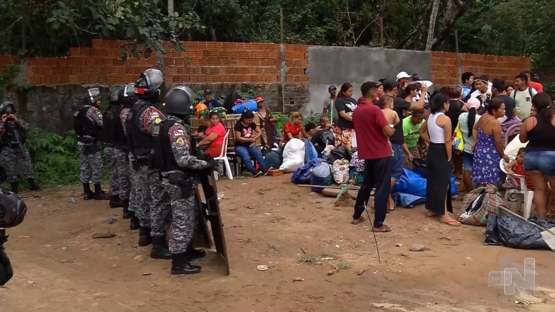 Policia retira famílias indígenas de invasão na Zona Oeste de Manaus