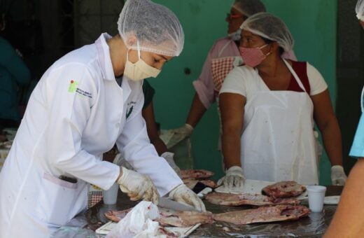 Retirada de espinha do pescado está entre as ações formativas - Foto: Emerson Martins/Sepror