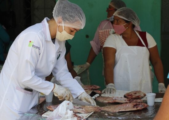 Retirada de espinha do pescado está entre as ações formativas - Foto: Emerson Martins/Sepror