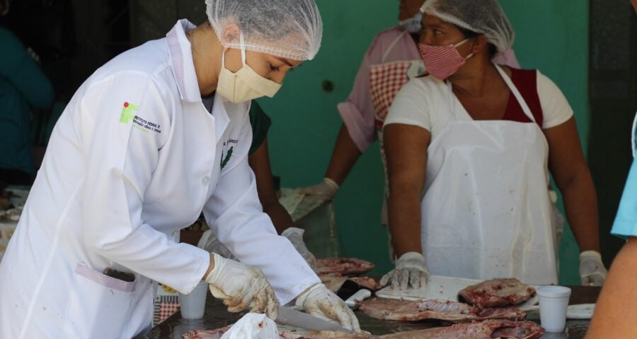 Retirada de espinha do pescado está entre as ações formativas - Foto: Emerson Martins/Sepror