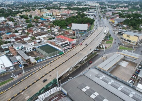 Serviços no viaduto do Manoa são realizados pela construtora da obra, segundo a Prefeitura - Foto: Márcio Melo/Seminf