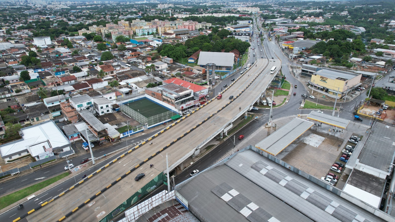 Serviços no viaduto do Manoa são realizados pela construtora da obra, segundo a Prefeitura - Foto: Márcio Melo/Seminf
