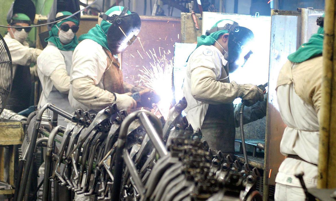 Sondagem da produção industrial é feita mensalmente pela CNI - Foto: Arquivo/Agência Brasil