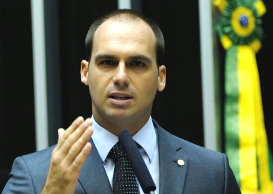 Eduardo Bolsonaro réu - Deputado federal efetuou postagens sobre um Projeto de Lei de autoria de Tabata Amaral - Foto: Reprodução/Facebook @bolsonaro.enb