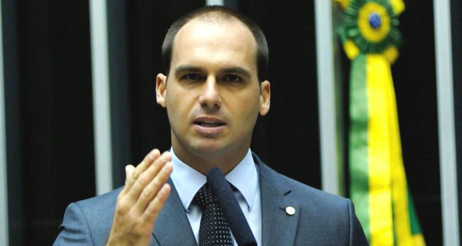 Eduardo Bolsonaro réu - Deputado federal efetuou postagens sobre um Projeto de Lei de autoria de Tabata Amaral - Foto: Reprodução/Facebook @bolsonaro.enb