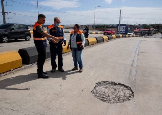 Seminf diz que é realizado serviço de 'tapa-buraco' no concreto do viaduto do Manoa - Foto: Márcio Melo/Seminf