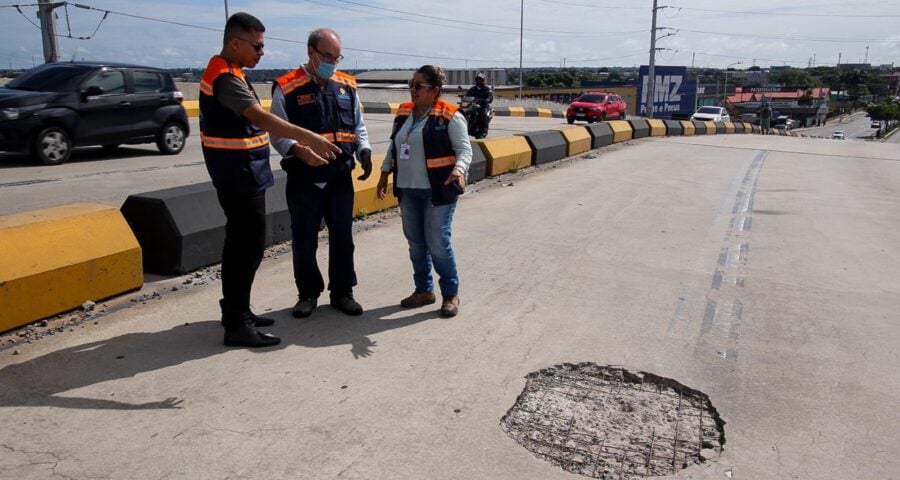 Seminf diz que é realizado serviço de 'tapa-buraco' no concreto do viaduto do Manoa - Foto: Márcio Melo/Seminf