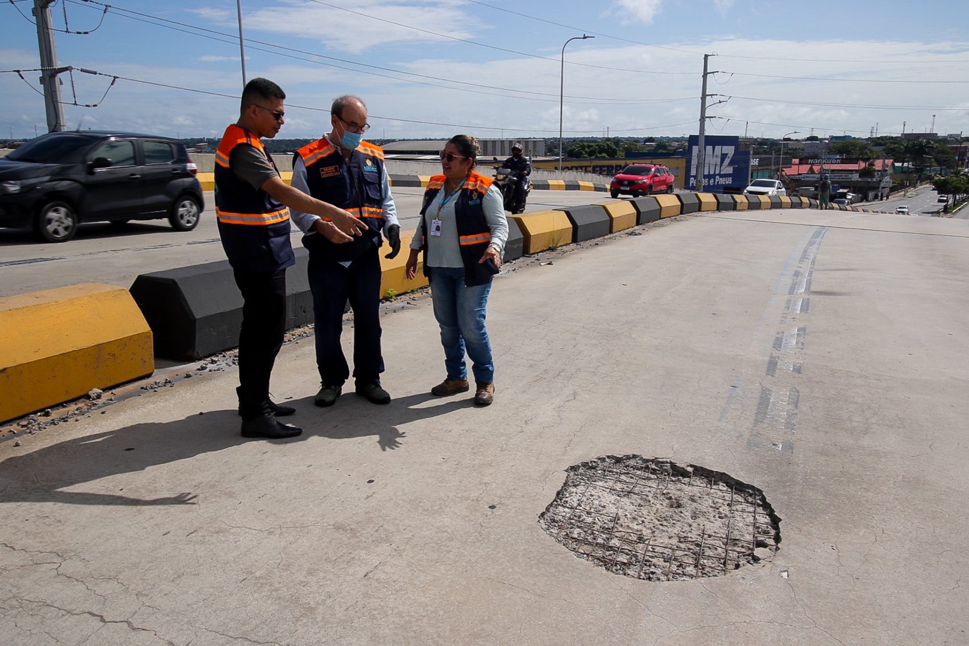 Seminf diz que é realizado serviço de 'tapa-buraco' no concreto do viaduto do Manoa - Foto: Márcio Melo/Seminf