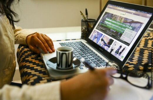 Segundo pesquisa sobre o trabalho híbrido, retorno ao modelo tradicional é desafio para empresas - Foto: Marcelo Camargo/Agência Brasil