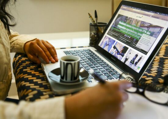 Segundo pesquisa sobre o trabalho híbrido, retorno ao modelo tradicional é desafio para empresas - Foto: Marcelo Camargo/Agência Brasil