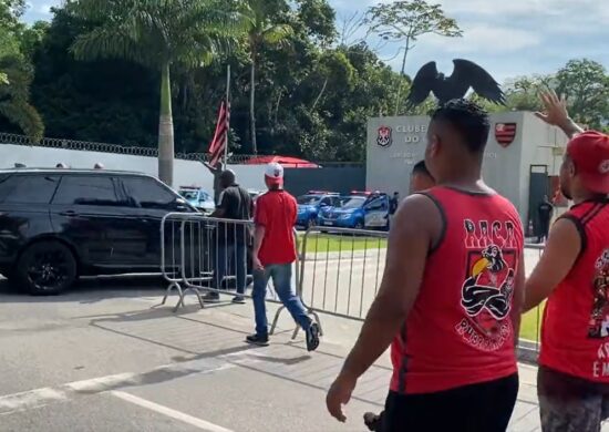 Torcedores tentam se aproximar de carro de Gabigol, xingando o jogador - Foto: Reprodução/Twitter @_ramonwesley