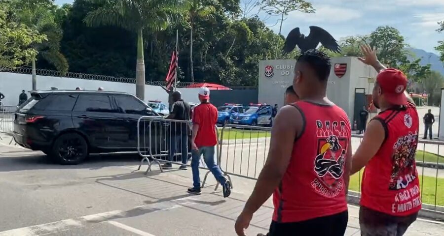 Torcedores tentam se aproximar de carro de Gabigol, xingando o jogador - Foto: Reprodução/Twitter @_ramonwesley