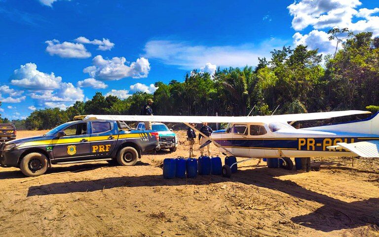 Modal aéreo passou a ser a principal forma de transporte de suprimentos aos garimpos em terras Yanomami - Foto: Divulgação/PRF