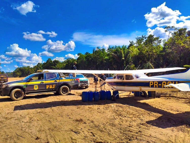 Modal aéreo passou a ser a principal forma de transporte de suprimentos aos garimpos em terras Yanomami - Foto: Divulgação/PRF