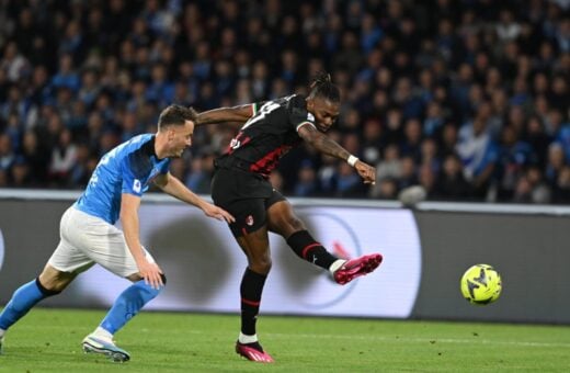 Milan ficou atrás apenas do próprio Napoli, que continua isolado, com 71 pontos, e Lazio, com 55 - Foto: Reprodução/Twitter@acmilan