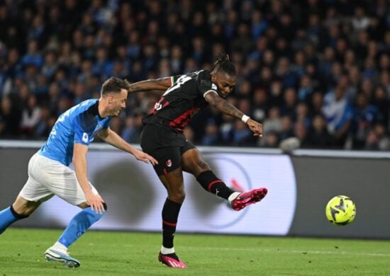 Milan ficou atrás apenas do próprio Napoli, que continua isolado, com 71 pontos, e Lazio, com 55 - Foto: Reprodução/Twitter@acmilan