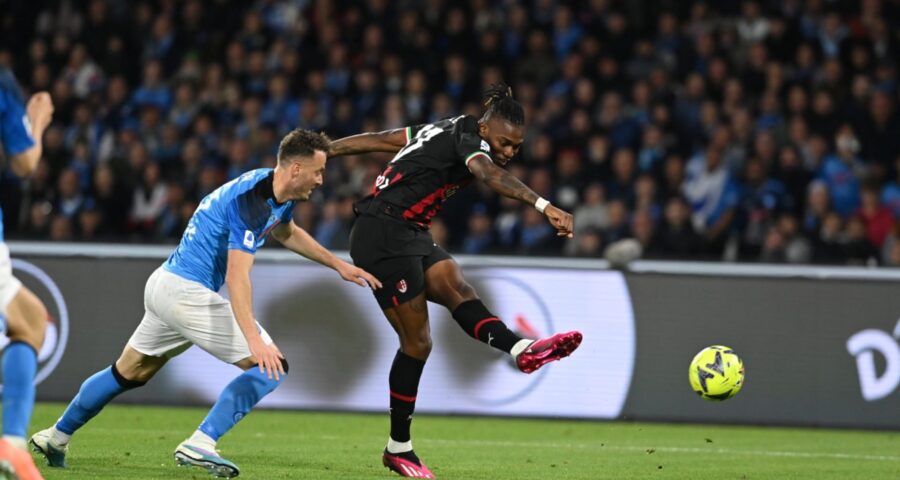 Milan ficou atrás apenas do próprio Napoli, que continua isolado, com 71 pontos, e Lazio, com 55 - Foto: Reprodução/Twitter@acmilan