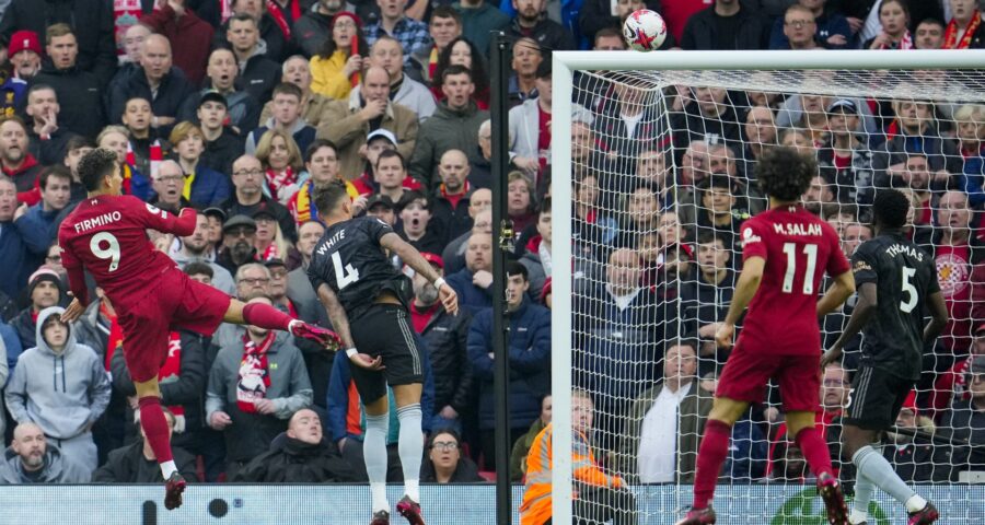 O brasileiro Roberto Firmino do Liverpool, cabeceia para marcar o gol de empate na partida contra o Arsenal válida pelo Campeonato Inglês, no Estádio Anfield, em Liverpool - Foto: Jon Super/Associated Press/Estadão Conteúdo