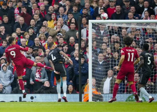 O brasileiro Roberto Firmino do Liverpool, cabeceia para marcar o gol de empate na partida contra o Arsenal válida pelo Campeonato Inglês, no Estádio Anfield, em Liverpool - Foto: Jon Super/Associated Press/Estadão Conteúdo