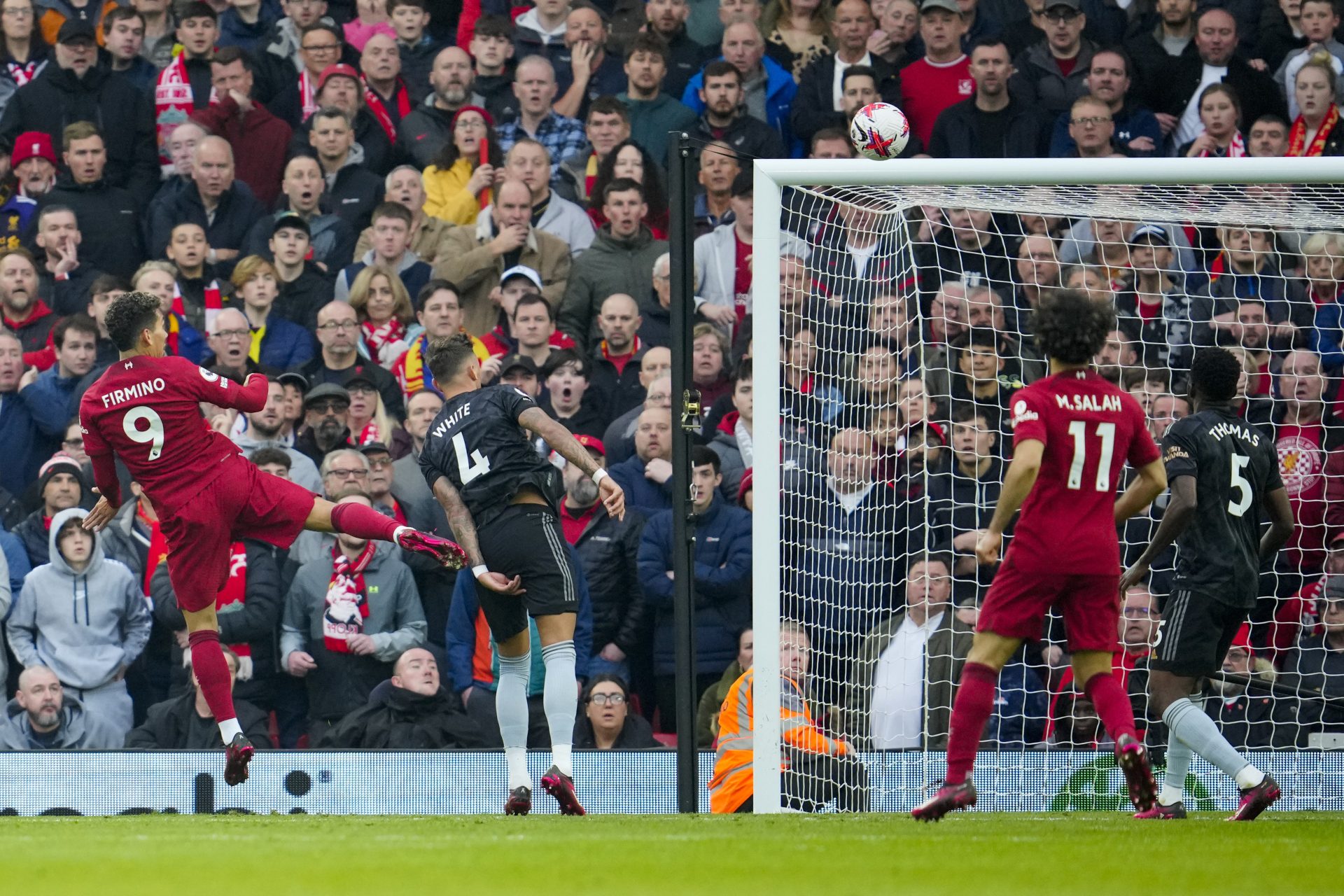 O brasileiro Roberto Firmino do Liverpool, cabeceia para marcar o gol de empate na partida contra o Arsenal válida pelo Campeonato Inglês, no Estádio Anfield, em Liverpool - Foto: Jon Super/Associated Press/Estadão Conteúdo
