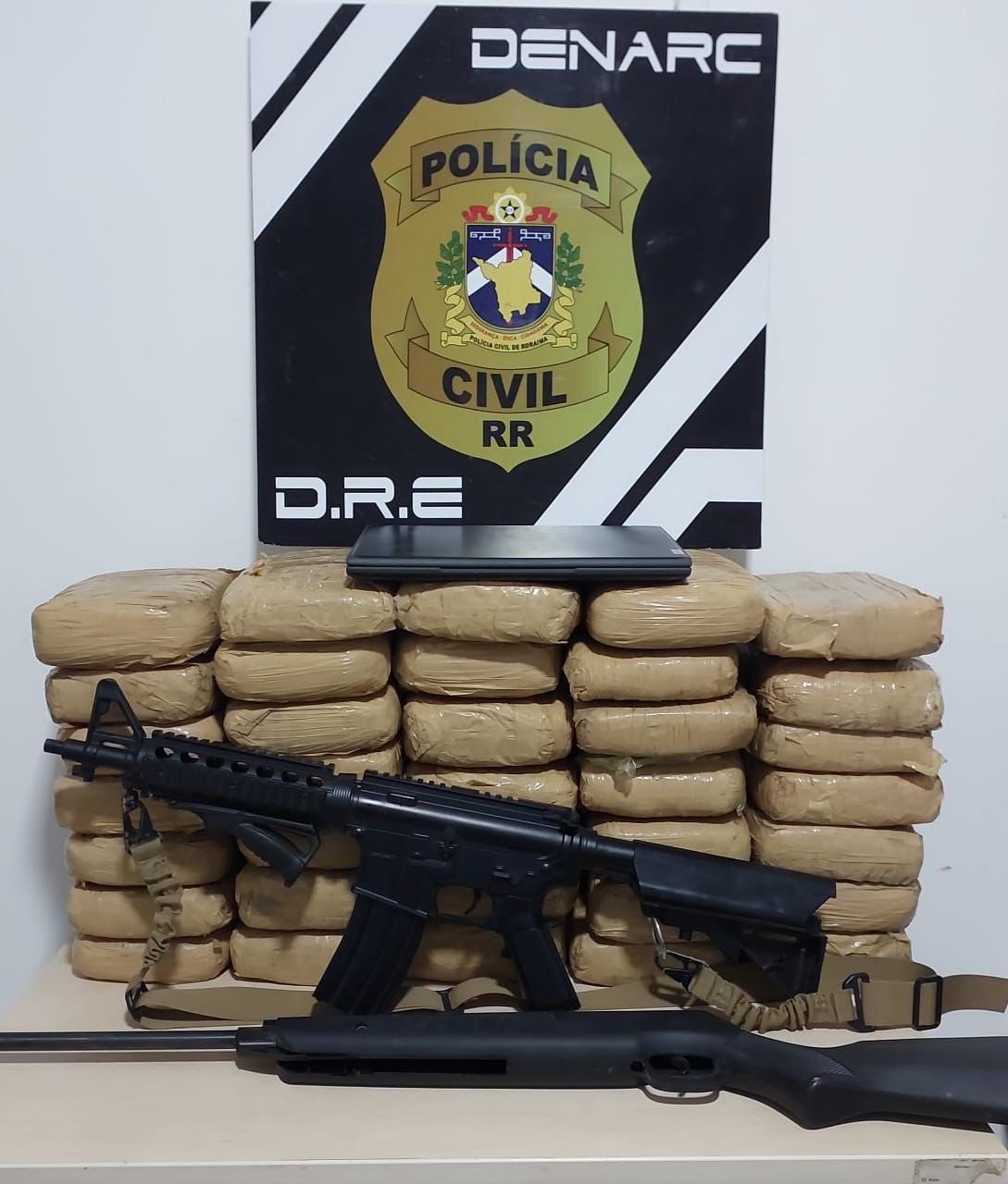 Além do skunk, polícia apreendeu réplica de fuzil na casa do empresário - Foto: Divulgação/PC-RR
