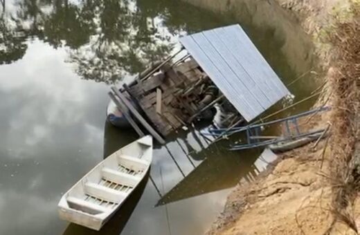 Flutuante foi atingido por fortes correntezas do rio Anauá - Foto: Caer/divulgação