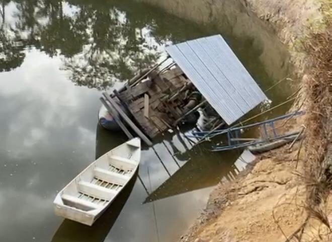 Flutuante foi atingido por fortes correntezas do rio Anauá - Foto: Caer/divulgação