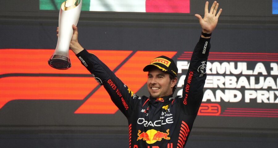 O piloto mexicano Sergio Pérez, da Red Bull, vence o GP do Azerbaijão no Circuito de Baku, e liderou a terceira dobradinha da equipe em quatro etapas, com o companheiro Max Verstappen em segundo lugar - Foto: Sergei Grits/Associated Press/Estadão Conteúdo