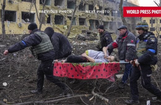 Foto premiada mostra grávida sendo carregada em meio a escombros da guerra na Ucrânia - Foto: Reprodução/World Press Photo/Evguêni Maloletka/AFP