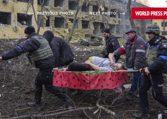 Foto premiada mostra grávida sendo carregada em meio a escombros da guerra na Ucrânia - Foto: Reprodução/World Press Photo/Evguêni Maloletka/AFP