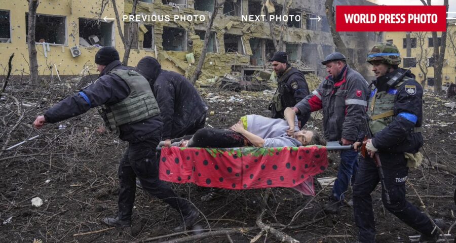 Foto premiada mostra grávida sendo carregada em meio a escombros da guerra na Ucrânia - Foto: Reprodução/World Press Photo/Evguêni Maloletka/AFP