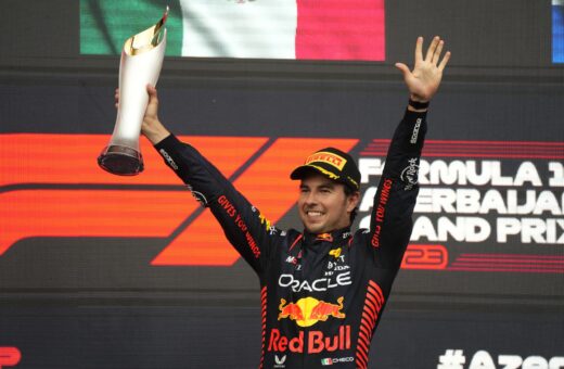 O piloto mexicano Sergio Pérez, da Red Bull, vence o GP do Azerbaijão no Circuito de Baku, e liderou a terceira dobradinha da equipe em quatro etapas, com o companheiro Max Verstappen em segundo lugar - Foto: Sergei Grits/Associated Press/Estadão Conteúdo