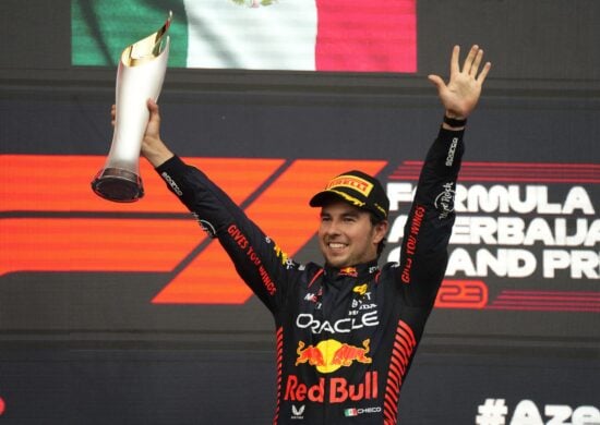 O piloto mexicano Sergio Pérez, da Red Bull, vence o GP do Azerbaijão no Circuito de Baku, e liderou a terceira dobradinha da equipe em quatro etapas, com o companheiro Max Verstappen em segundo lugar - Foto: Sergei Grits/Associated Press/Estadão Conteúdo