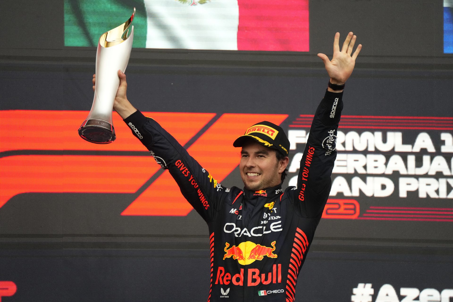 O piloto mexicano Sergio Pérez, da Red Bull, vence o GP do Azerbaijão no Circuito de Baku, e liderou a terceira dobradinha da equipe em quatro etapas, com o companheiro Max Verstappen em segundo lugar - Foto: Sergei Grits/Associated Press/Estadão Conteúdo