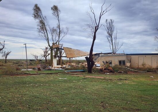 Várias casas foram destruídas com a passagem do ciclone IIsa na Austrália Foto: Reprodução/Twitter @FabienDel69