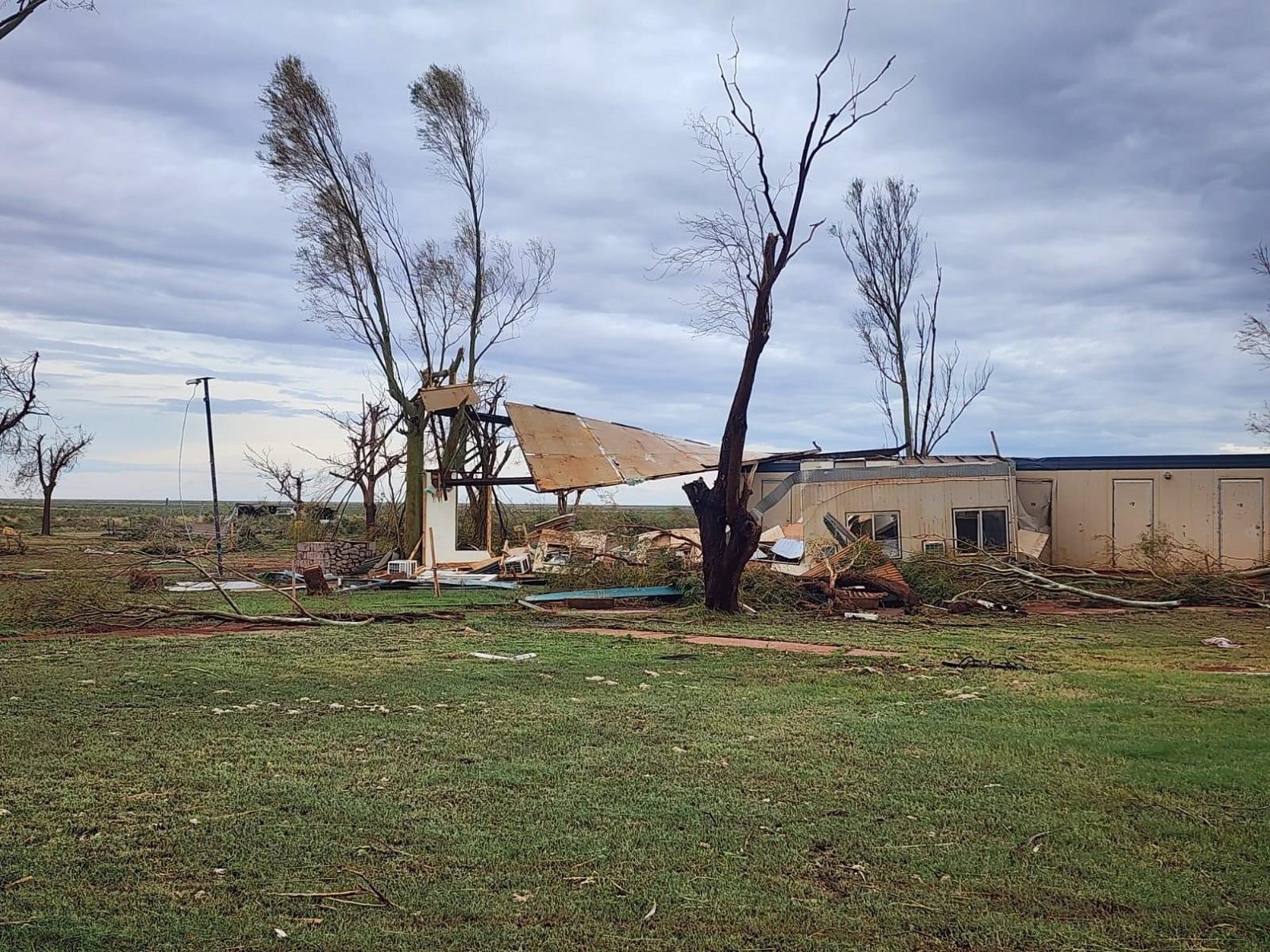 Várias casas foram destruídas com a passagem do ciclone IIsa na Austrália Foto: Reprodução/Twitter @FabienDel69