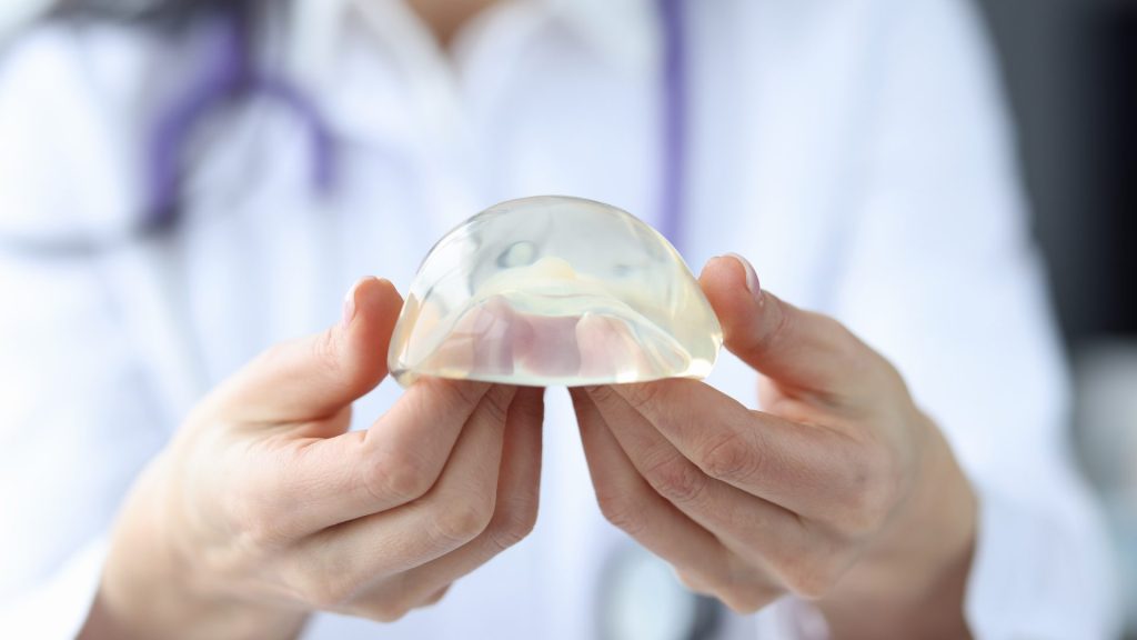 No caso do Sistema Único de Saúde (SUS), a publicação prevê que a troca do implante mamário ocorra em até 30 dias após indicação médica - Foto: Reprodução/ Canva