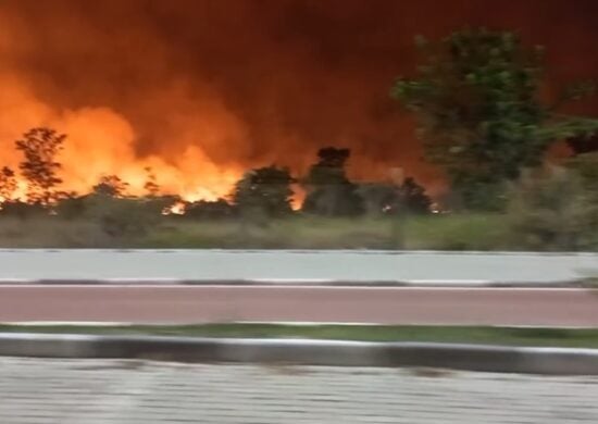 Incêndio de grande proporção atinge área florestal do Aeroporto Internacional de Boa Vista