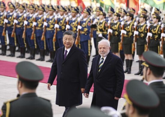 O presidente chinês Xi Jinping e o presidente brasileiro Luiz Inácio Lula da Silva se cumprimentam após a cerimônia de assinatura no Grande Salão do Povo, em Pequim, na China, nesta sexta-feira (14) - Foto: Ken Ishi/ Associated Press/ Estadão Conteúdo