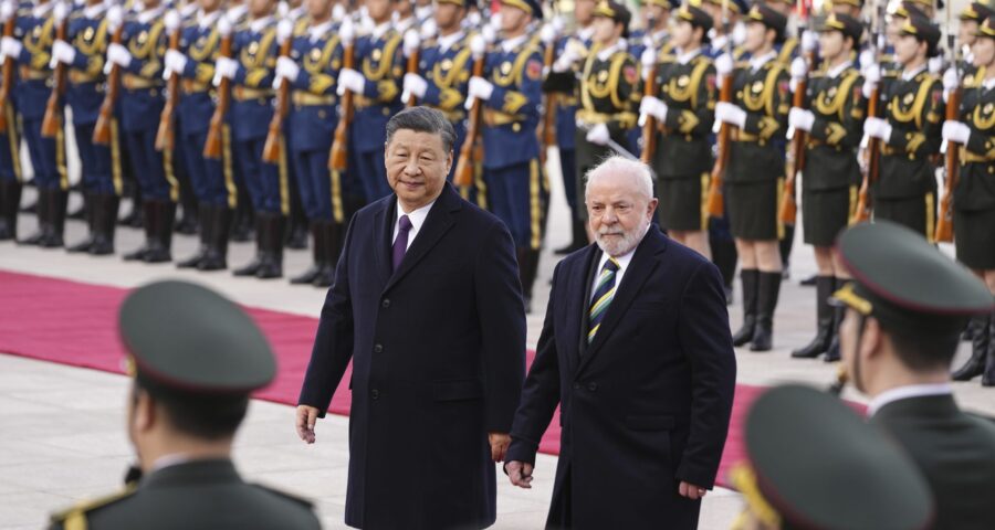 O presidente chinês Xi Jinping e o presidente brasileiro Luiz Inácio Lula da Silva se cumprimentam após a cerimônia de assinatura no Grande Salão do Povo, em Pequim, na China, nesta sexta-feira (14) - Foto: Ken Ishi/ Associated Press/ Estadão Conteúdo