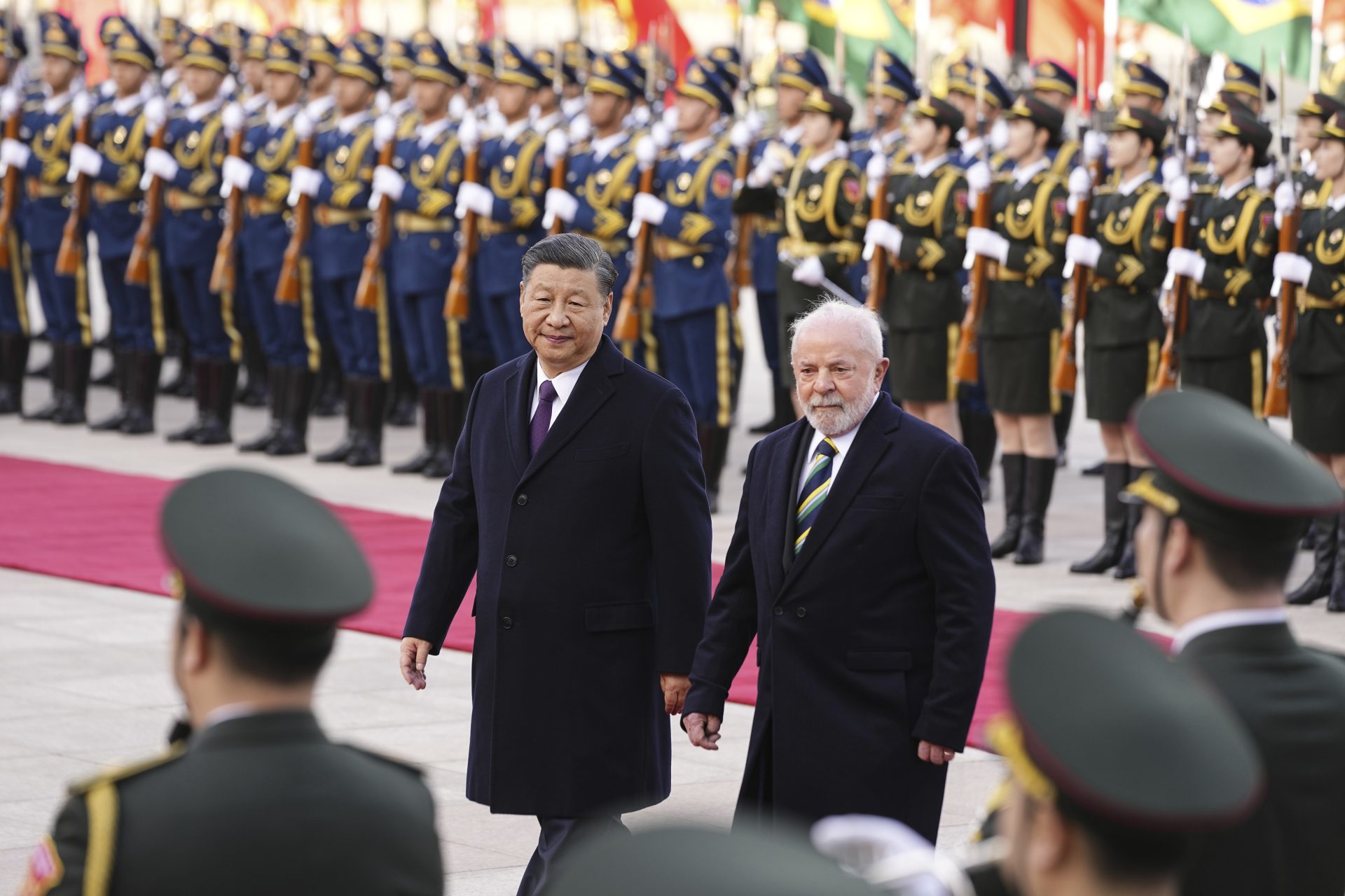 O presidente chinês Xi Jinping e o presidente brasileiro Luiz Inácio Lula da Silva se cumprimentam após a cerimônia de assinatura no Grande Salão do Povo, em Pequim, na China, nesta sexta-feira (14) - Foto: Ken Ishi/ Associated Press/ Estadão Conteúdo