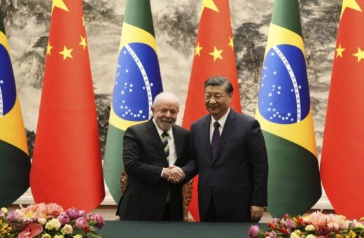 O presidente chinês Xi Jinping e o presidente brasileiro Luiz Inácio Lula da Silva se cumprimentam após a cerimônia de assinatura no Grande Salão do Povo, em Pequim, na China, nesta sexta-feira (14) - Foto: Ken Ishi/ Associated Press/ Estadão Conteúdo