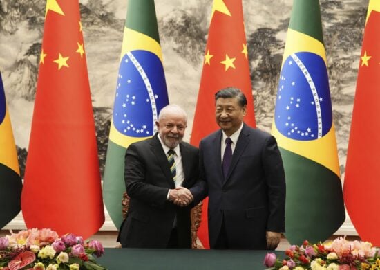 O presidente chinês Xi Jinping e o presidente brasileiro Luiz Inácio Lula da Silva se cumprimentam após a cerimônia de assinatura no Grande Salão do Povo, em Pequim, na China, nesta sexta-feira (14) - Foto: Ken Ishi/ Associated Press/ Estadão Conteúdo