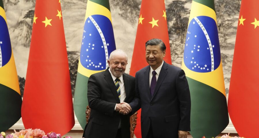 O presidente chinês Xi Jinping e o presidente brasileiro Luiz Inácio Lula da Silva se cumprimentam após a cerimônia de assinatura no Grande Salão do Povo, em Pequim, na China, nesta sexta-feira (14) - Foto: Ken Ishi/ Associated Press/ Estadão Conteúdo